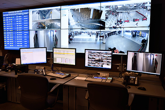 Control Room mit mehreren Bildschirmen und Video Walls zur Überwachung 