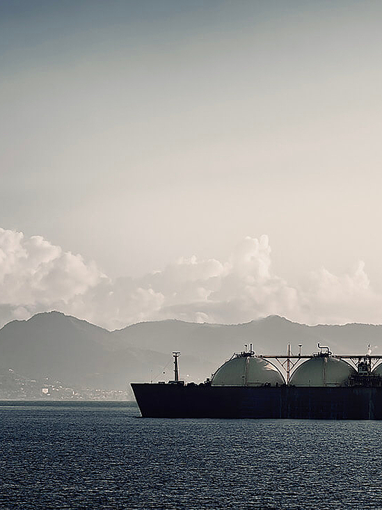 Großes Frachtschiff mit Öltanks beladen auf dem Wasser