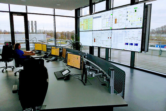 Control Room mit mehreren Arbeitsplätzen und Video Walls