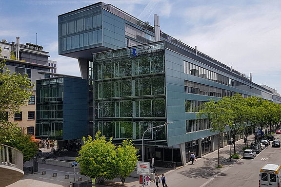 Außenaufnahme des gläsernen Hauptgebäudes der Zürcher Kantonalbank bei Tag