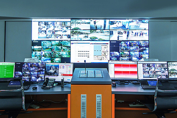 Control Room mit zwei Arbeitsplätzen und einer großen Video Wall in der Mitte