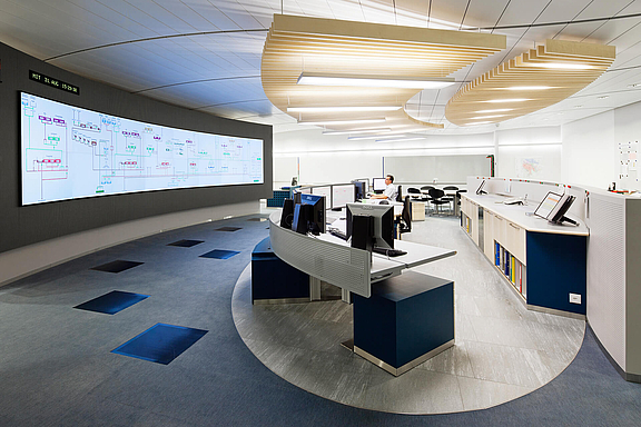 Großer, hochmoderner Control Room mit Arbeitsplätzen und großer Video Wall