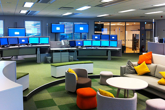 Control Room mit Sitzbereich, Arbeitsplätzen und Video Walls