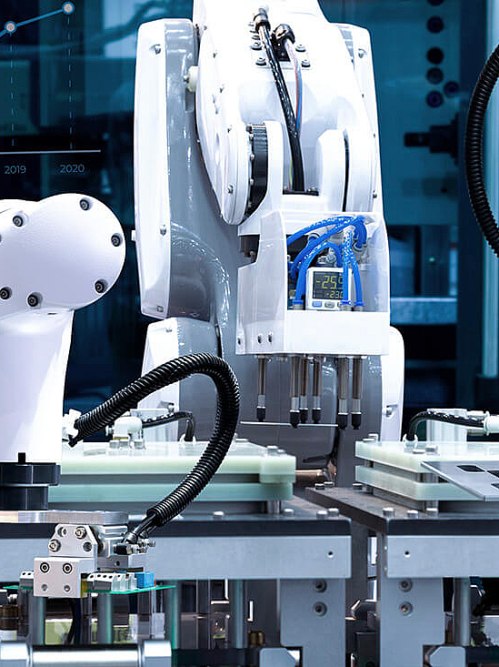 Weiße Roboterarme in der industriellen Fertigung 