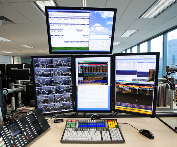 Trading Arbeitsplatz mit mehreren Bildschirmen übereinander angeordnet