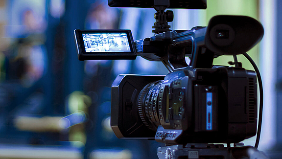 Close-up einer Videokamera mit unscharfem Hintergrund