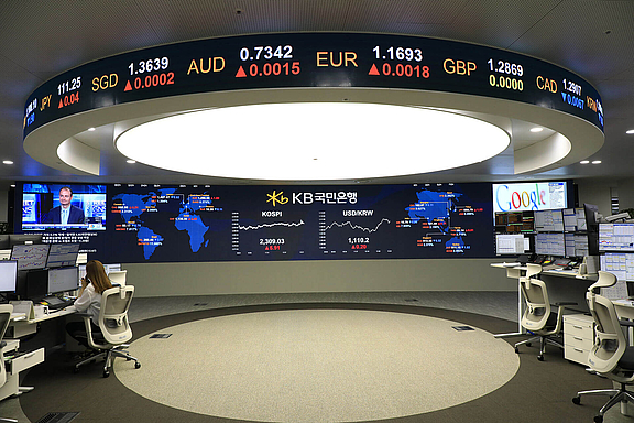 Trading Floor mit im Kreis angeordneten Arbeitsplätzen