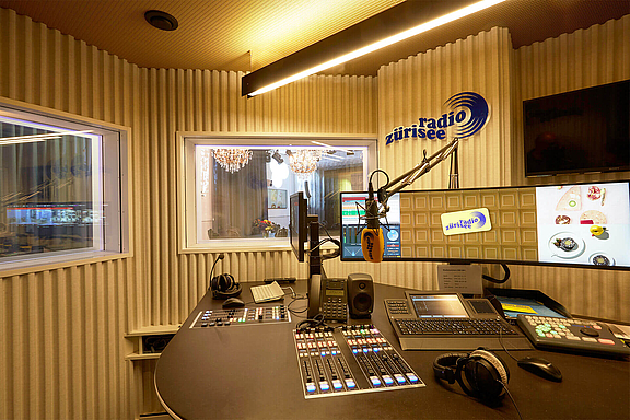 Innenaufnahme eines Radiostudios mit Moderationsequipment