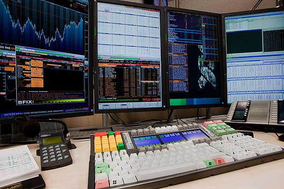 Trading Arbeitsplatz mit WEYTEC smartTOUCH Tastatur und mehreren Bildschirmen