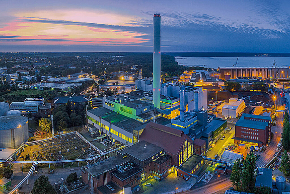 Ausblick bei Abenddämmerung über die Stadt Flensburg