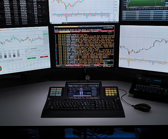 Trading Arbeitsplatz mit WEYTEC smartTOUCH Tastatur und mehreren Bildschirmen