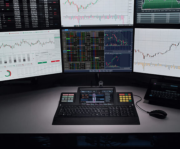[Translate to English:] Trading Arbeitsplatz mit WEYTEC smartTOUCH Tastatur und mehreren Bildschirmen