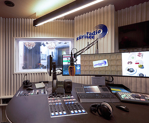 Innenansicht des Radio-Studios mit Moderationsequipment
