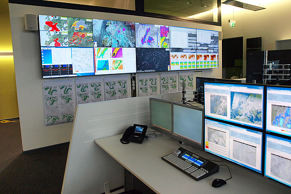 Control Room einer Wetterstation mit mehreren Bildschirmen 