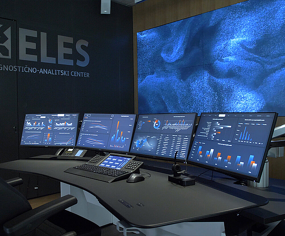 Hochmoderner Control Room Arbeitsplatz mit mehreren Bildschirmen und Video Wall