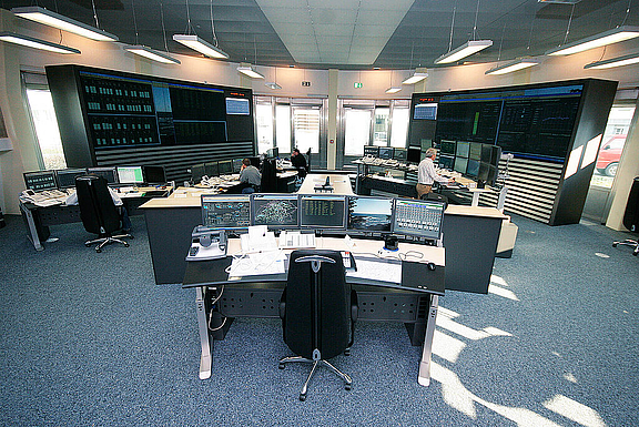Innenaufnahme eines Control Rooms mit zahlreichen ArbeitsplÃ¤tzen und Bildschirmen