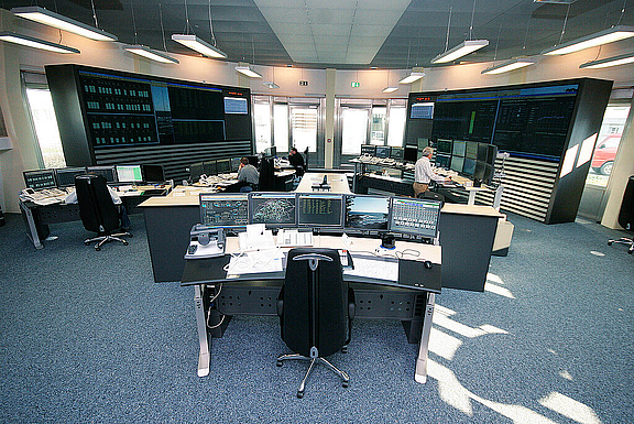 Innenaufnahme eines Control Rooms mit zahlreichen Arbeitsplätzen und Bildschirmen