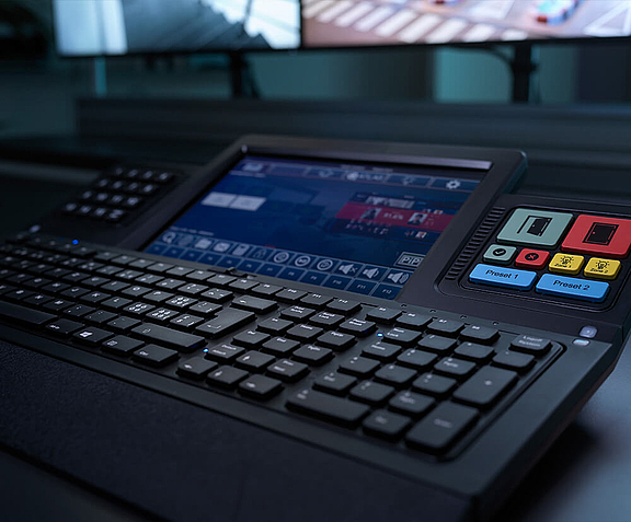 WEYTEC smartTOUCH keyboard as user interface for multiple screens