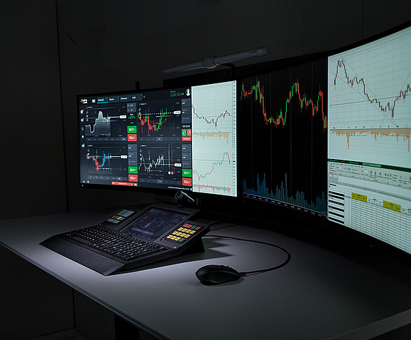 Trading Floor Arbeitsplatz mit WEYTEC smartTOUCH und mehreren Bildschirmen