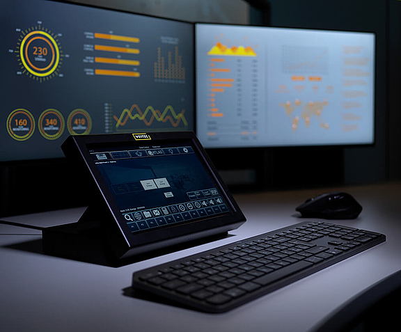 Arbeitsplatz im Control Room mit smartTOUCH Tastatur und mehreren Bildschirmen