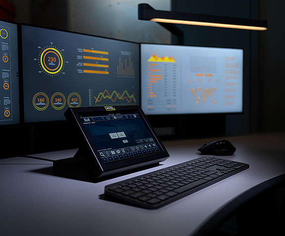 Aufnahme von WEYTEC smartTOUCH flex mit Tastatur vor zwei Bildschirmen