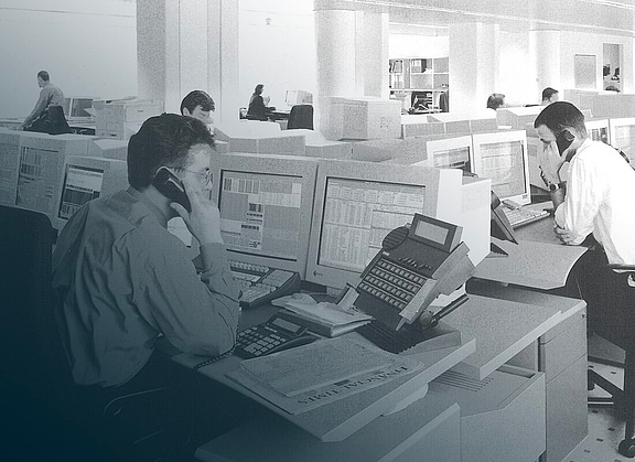 Schwarz-weiss Aufnahme eines Trading Floors in den 80ern