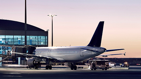 Flughafen und Flugzeug in der Abenddämmerung beleuchtet