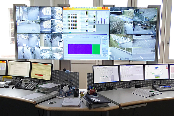 Control Room mit mehreren Bildschirmen und Video Walls