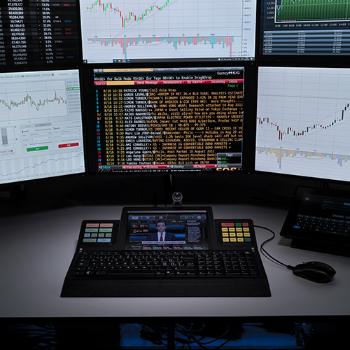 Trader Workplace in Trading Floors with a smartTOUCH keyboard and mouse