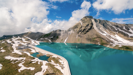 Blauer See inmitten von Bergen und Schnee